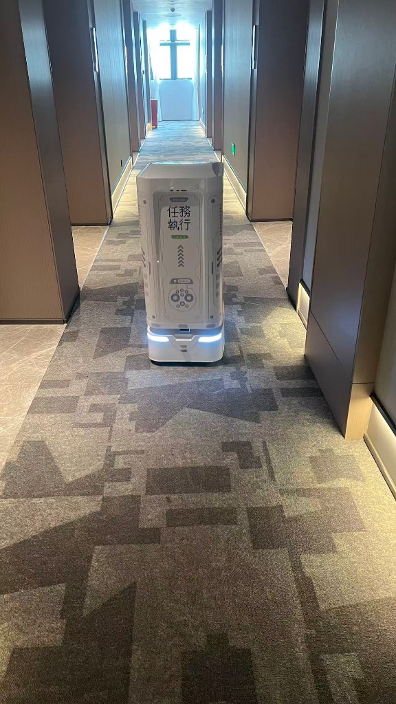 送物机器人在客房走廊